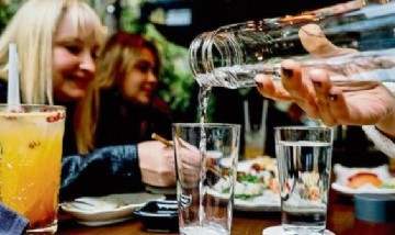 Boliches y bares bonaerenses deberán ofrecer agua gratis al público "sin límite alguno"