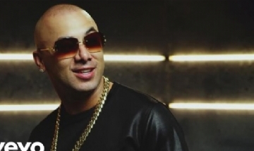 El video de la violenta caída de Wisin durante un show: terminó hospitalizado.