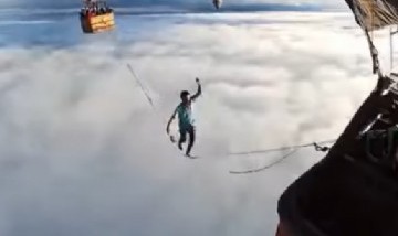 Rafael Bridi logró cruzar el Highline sobre una cinta de globos