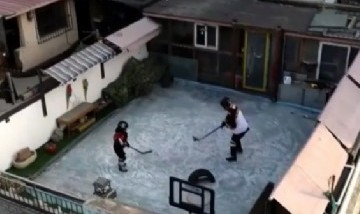 Magnifico: convirtió su terraza en una pista de hielo para practicar hockey con su nieto