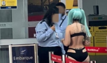 Famosa modelo de Only Fans, detenida en el aeropuerto por su llamativo "cosplay"