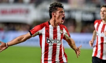 Lindo gesto de un jugador de Estudiantes para con un juvenil del club