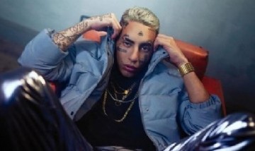 Neo Pistea sorprende con su actuación y música en la serie "Barrabrava"