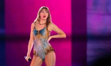 El viral momento en el que Taylor Swift se atraganta con un bicho en pleno concierto