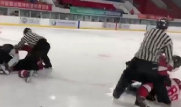 Batalla campal en partido de hockey sobre hielo