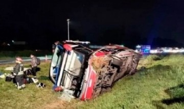 Volcó un micro que trasladaba a un grupo de egresados en Entre Ríos: hay diez heridos