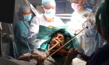 Insólito: una mujer toca el violín mientras le extirpan un tumor del cerebro