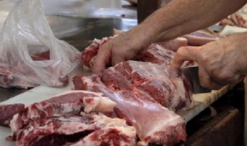 Insólito: en Córdoba se agarraron de los pelos por una bandeja de carne en oferta