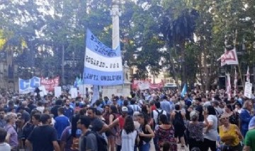 Con una masiva movilización en Rosario, el interior del país marchó contra el DNU de Milei