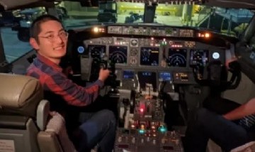 Un joven viaja en avión a clases porque es más barato que pagar alquiler en otra ciudad