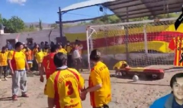 Insólito funeral: patearon penales a un cajón para despedir al arquero fallecido