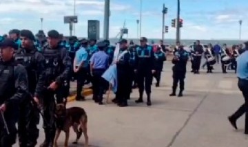 "¿Quién se ha tomado todo el vino?": Así recibió la Orquesta Policial de Chubut a Patricia Bullrich