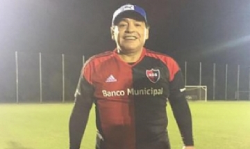 Diego Maradona bailó con los hinchas de Newell"s