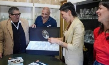 Mayra Mendoza y Ceci Soler visitaron la Cristalería Cooperativa "El Progreso"