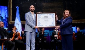 Cecilia Moreau entregó a Abel Pintos la mención de Honor Juan Bautista Alberdi en la Cámara de Diputados
