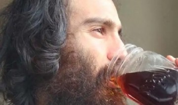Un hombre toma su orina diariamente y afirma que es el "secreto de la eterna juventud"