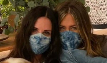 Jennifer Aniston y Courteney Cox se unieron para enviar un fuerte mensaje sobre el uso de tapabocas