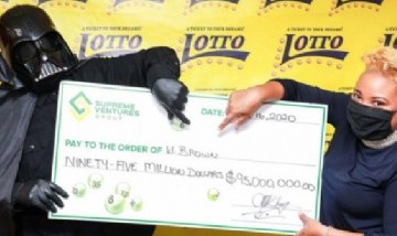 Un hombre se disfrazó de Darth Vader para cobrar 95 millones de dólares que ganó en la lotería