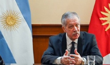 El gobernador anunció suba del 42,4 por ciento para estatales y ratificó bonos durante todo 2026
