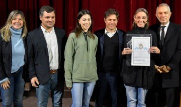 Kicillof entregó escrituras y recorrió la futura Secundaria Kaufmann de San Andrés de Giles