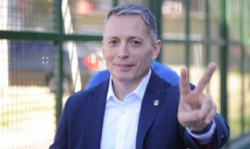 Lejos de la interna: Gray insiste en buscar un camino distinto a los que encabezan Máximo y Kicillof