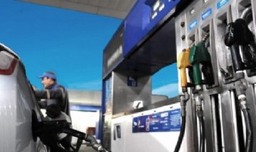 Aumentó la nafta otra vez y el peronismo salió a pegarle a Milei con un video de Massa