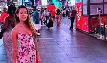 Emma de paseo por Time Square (@emm.gp)