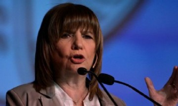Una vecina increpó a Patricia Bullrich durante una recorrida en La Boca y le recordó los casos de Maldonado y Nahuel