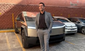 Un diputado de La Libertad Avanza llegó al Congreso en una Tesla Cybertruck