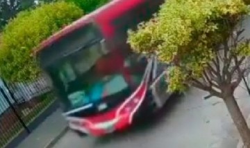 Córdoba: un niño de 12 años manejó un colectivo durante tres kilómetros y chocó varios autos