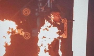 El show siguió: Duki casi se prende fuego