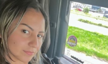 Nadia tiene 27 años, maneja hasta 20 mil kilómetros por mes y gana el triple que cuando trabajaba en gastronomía