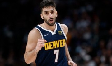 Facundo Campazzo se sumó a un picado de básquet con un grupo de chicos en una plaza