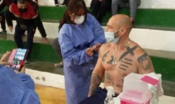 Viral en las redes: Federico Massoni, ministro de Seguridad de Chubut, mostró 30 tatuajes al vacunarse