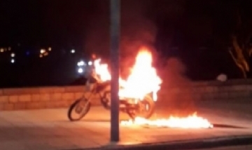 Un joven prendió fuego su moto para evitar que se la secuestren en un control policial