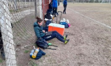 La historia de la jugadora de fútbol que rindió un examen en medio de un partido y se volvió viral