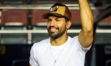 El Kun Agüero mostró que también tiene talento sobre el polvo de ladrillo