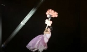Video: Una quinceañera se volvió viral al entrar a su fiesta en una grúa