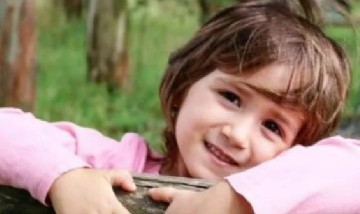 Emily sufre leucemia y necesita $ 80 millones para un tratamiento en España