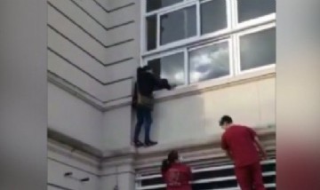 Una mujer trepó las paredes de un hospital para ver a un familiar internado con coronavirus