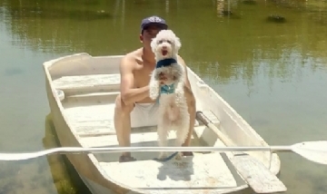 Minosh y su dueño disfrutando del lago en Perú.