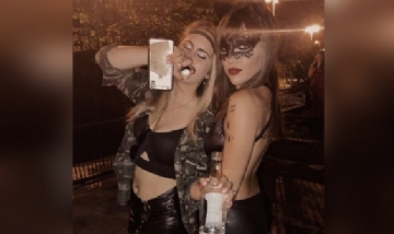 Maga y cami en la noche de Buenos Aires.