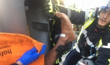Quedó atrapado dentro de un poste de luz cuando intentaba recuperar su celular