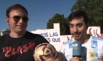 Dos hinchas argentinos se quedaron con la pelota con la que Messi hizo el tercer gol