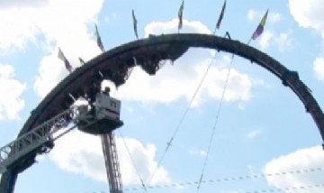 Terror en las alturas: se detuvo una montaña rusa y quedaron colgados de cabeza durante 2 horas