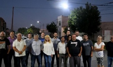 El intendente Guillermo Britos presentó la nueva iluminación LED en el barrio de la Agrupación Atlética