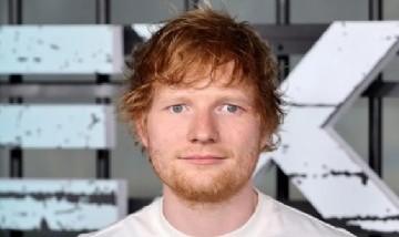 Ed Sheeran reutilizó más de 250 prendas de segunda mano en su nuevo videoclip