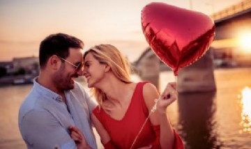 Mujeres jóvenes prefieren salir con hombres mayores por su madurez y estabilidad emocional