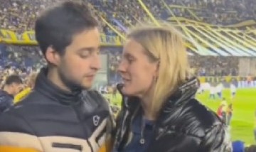 Una mujer le propuso matrimonio a su novio en La Bombonera y él siguió viendo el partido