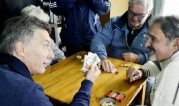 Mientras allanaban el hogar de su secretario privado, Macri salía tercero en un torneo de Bridge